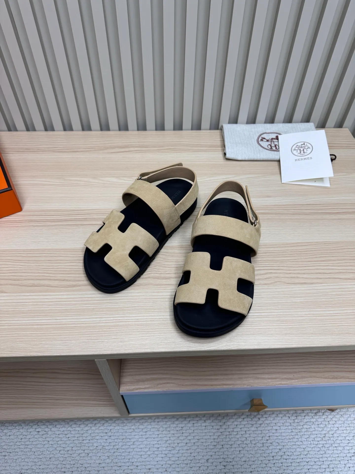 👟👟Ex-factory price 502👟👟Hermes🐎The extremely popular couple’s second uncle slippers/golden sandals and slippers, paired with various colorful socks, are so trendy!  ———————— Upper: imported cowhide/sheep leather/cloth/palmprint leather lining: imported cowhide/sheepskin outsole: Tpu non-slip and wear-resistant outsole Female size: 35-42 (40.41.42 non-returnable and non-exchangeable) Male code: 39-45 (45 non-returnable and non-exchangeable)